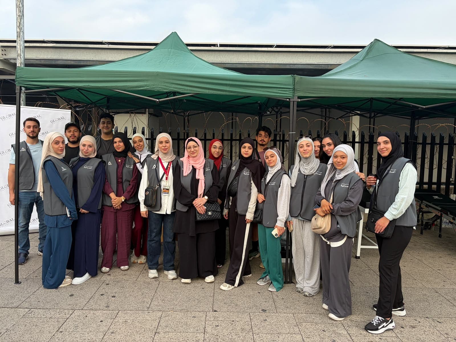 الفريق الصحي في الجامعة العالمية من طلاب وأساتذة العلاج الفيزيائي والتمريض قبل انطلاق الماراثون