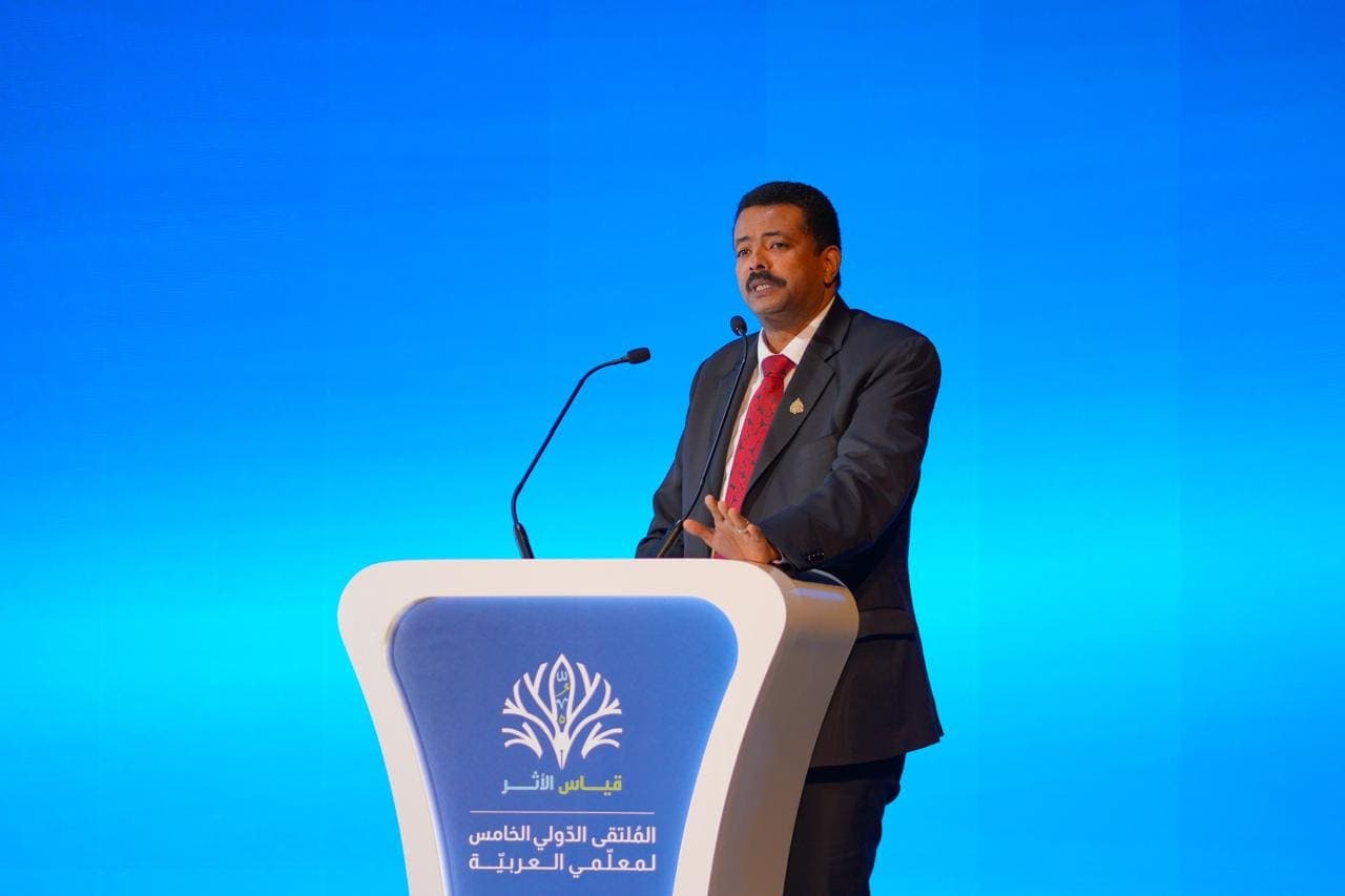 متحدث يلقي كلمته من منصة الملتقى الدولي الخامس لمعلمي العربية