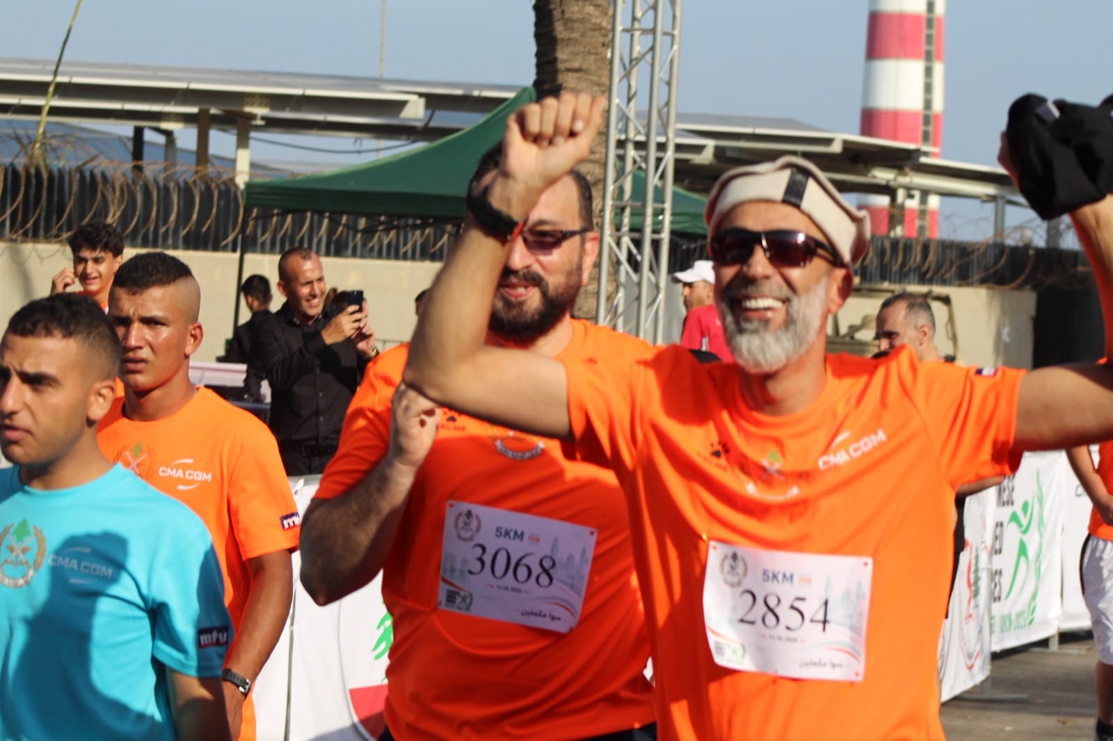 أحد المشاركين من الجامعة العالمية يرفع يده أثناء السباق