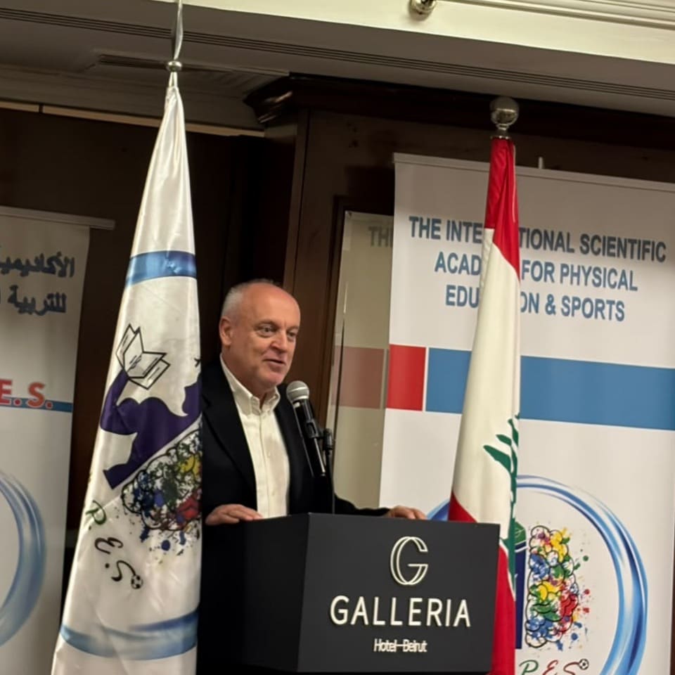 متحدث يلقي كلمته من المنصة خلال المؤتمر السنوي الخامس للرياضة الجامعية في فندق الغاليريا، بيروت