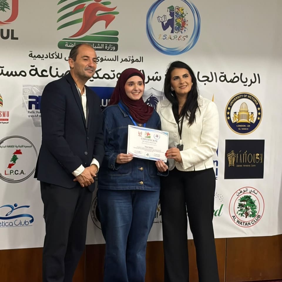طالبة من الجامعة العالمية تتسلم شهادة مشاركة في المؤتمر