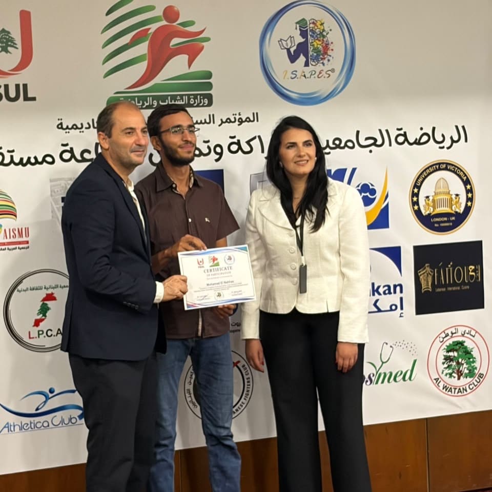 طالب من الجامعة العالمية يتسلم شهادة مشاركة في المؤتمر