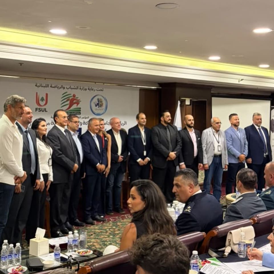 مسؤولون وممثلون يقفون معًا على المسرح خلال افتتاح المؤتمر