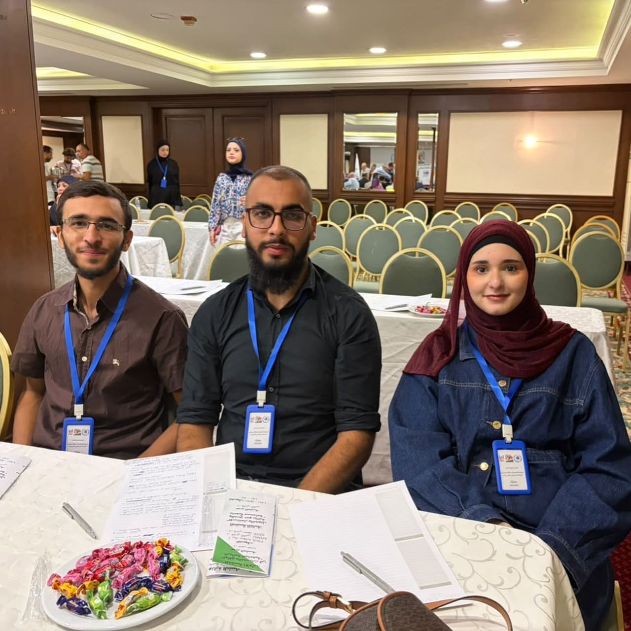 أعضاء من النادي الرياضي في الجامعة العالمية يتابعون إحدى جلسات المؤتمر