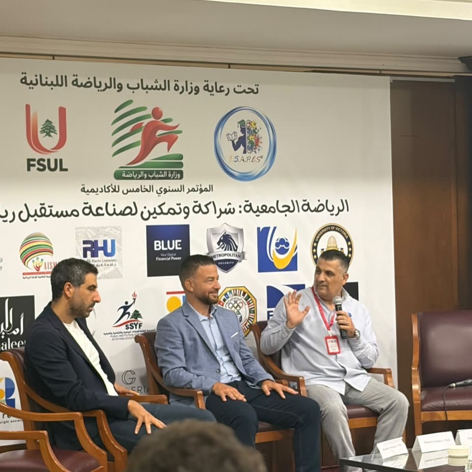 متحدثون في جلسة حوارية ضمن فعاليات المؤتمر