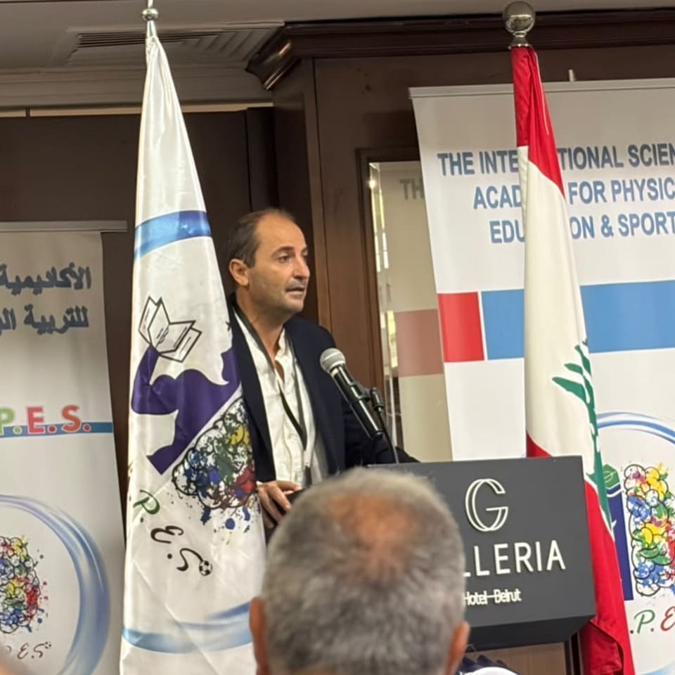 متحدث يلقي كلمته من منصة المؤتمر