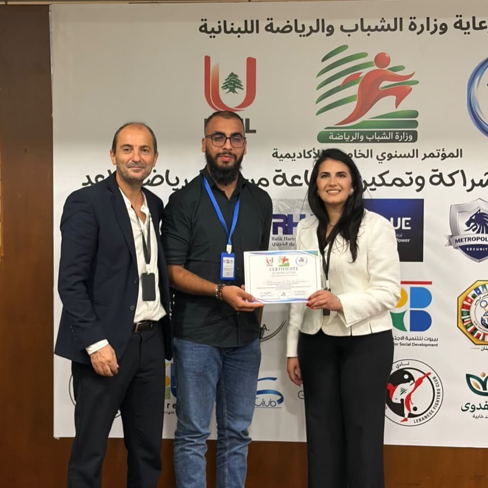 أحد أعضاء النادي الرياضي في الجامعة العالمية يتسلم شهادة تقدير