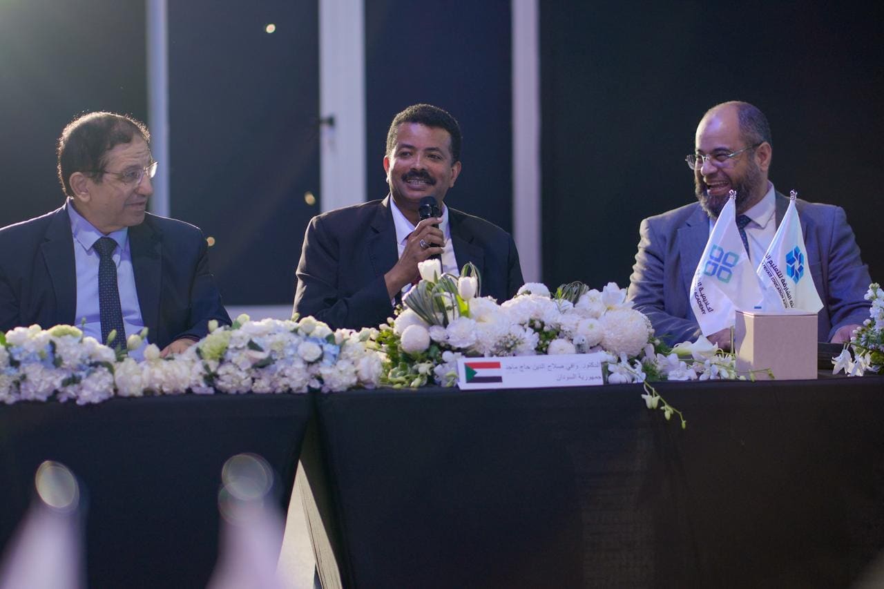 متحدث يشارك في إحدى جلسات الملتقى الدولي الخامس لمعلمي العربية