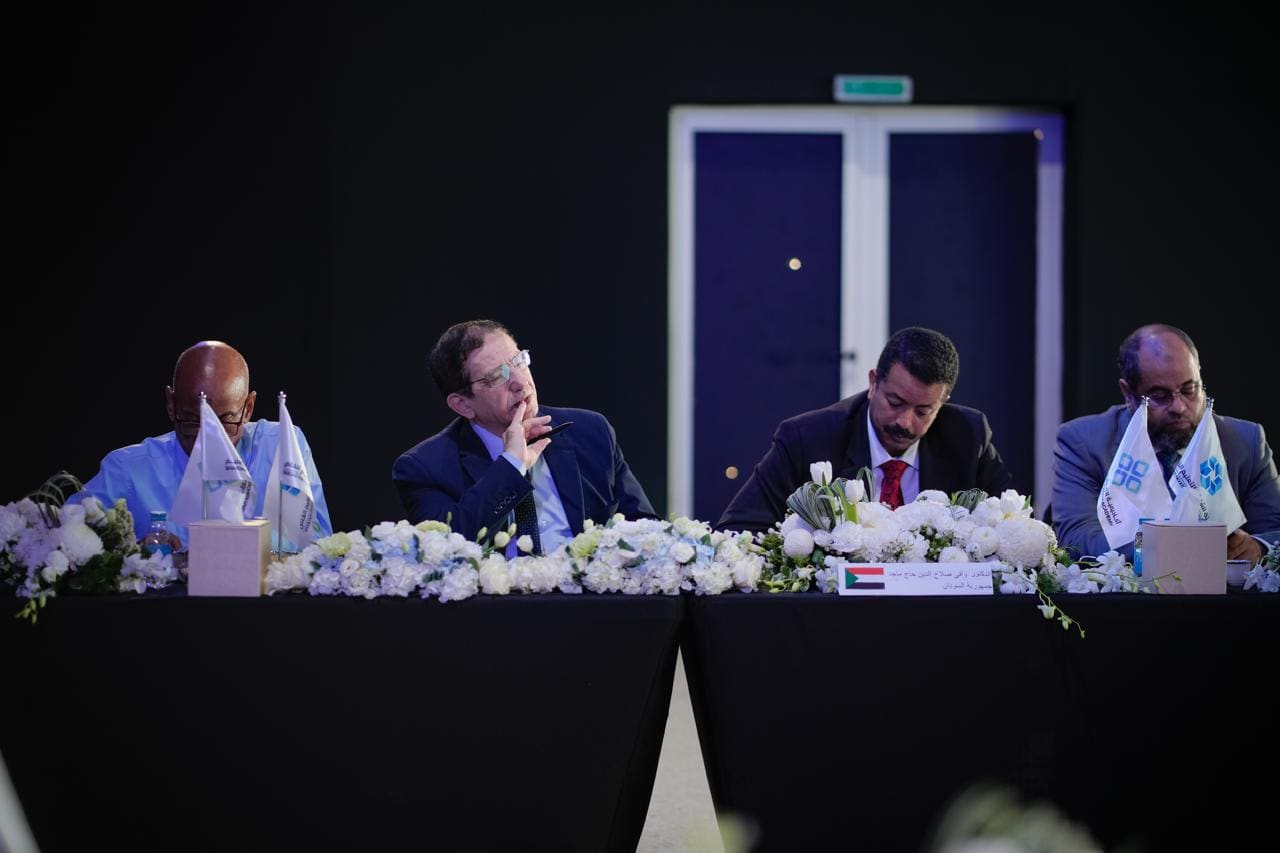 مشاركان في إحدى جلسات الملتقى جالسان خلف طاولة المنصة