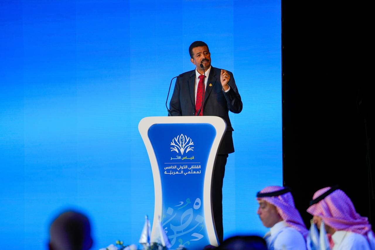 متحدث يلقي محاضرة من منصة الملتقى
