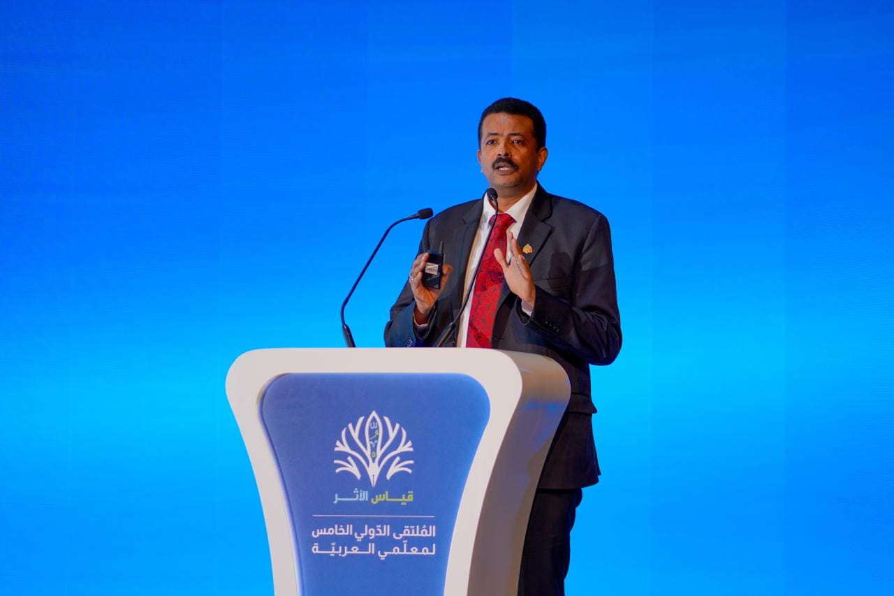 متحدث يلقي كلمته خلال الملتقى الدولي الخامس لمعلمي العربية