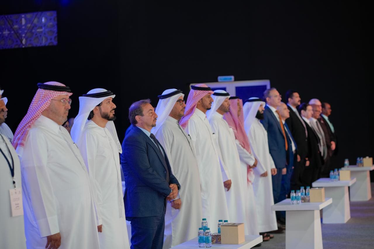 عدد من كبار الضيوف والمسؤولين وقوفًا خلال إحدى فعاليات الملتقى
